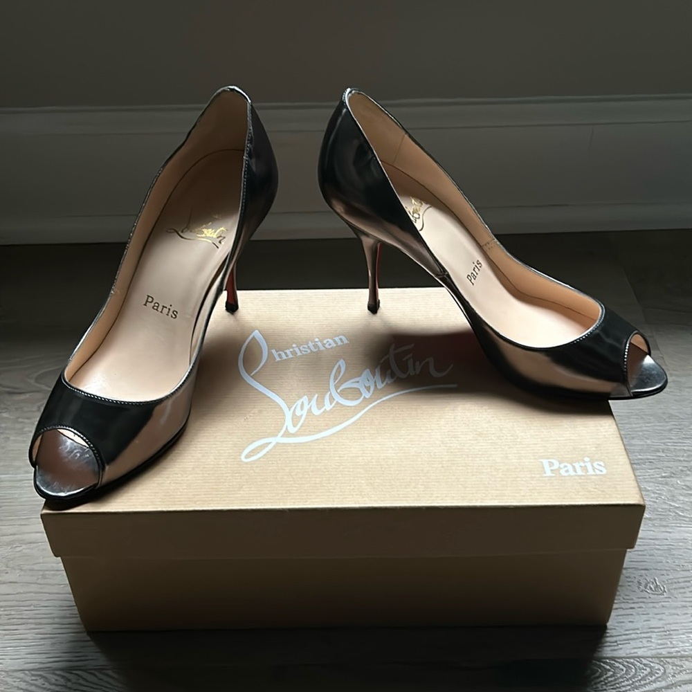 Christian Louboutin Size 6 peep toe pump